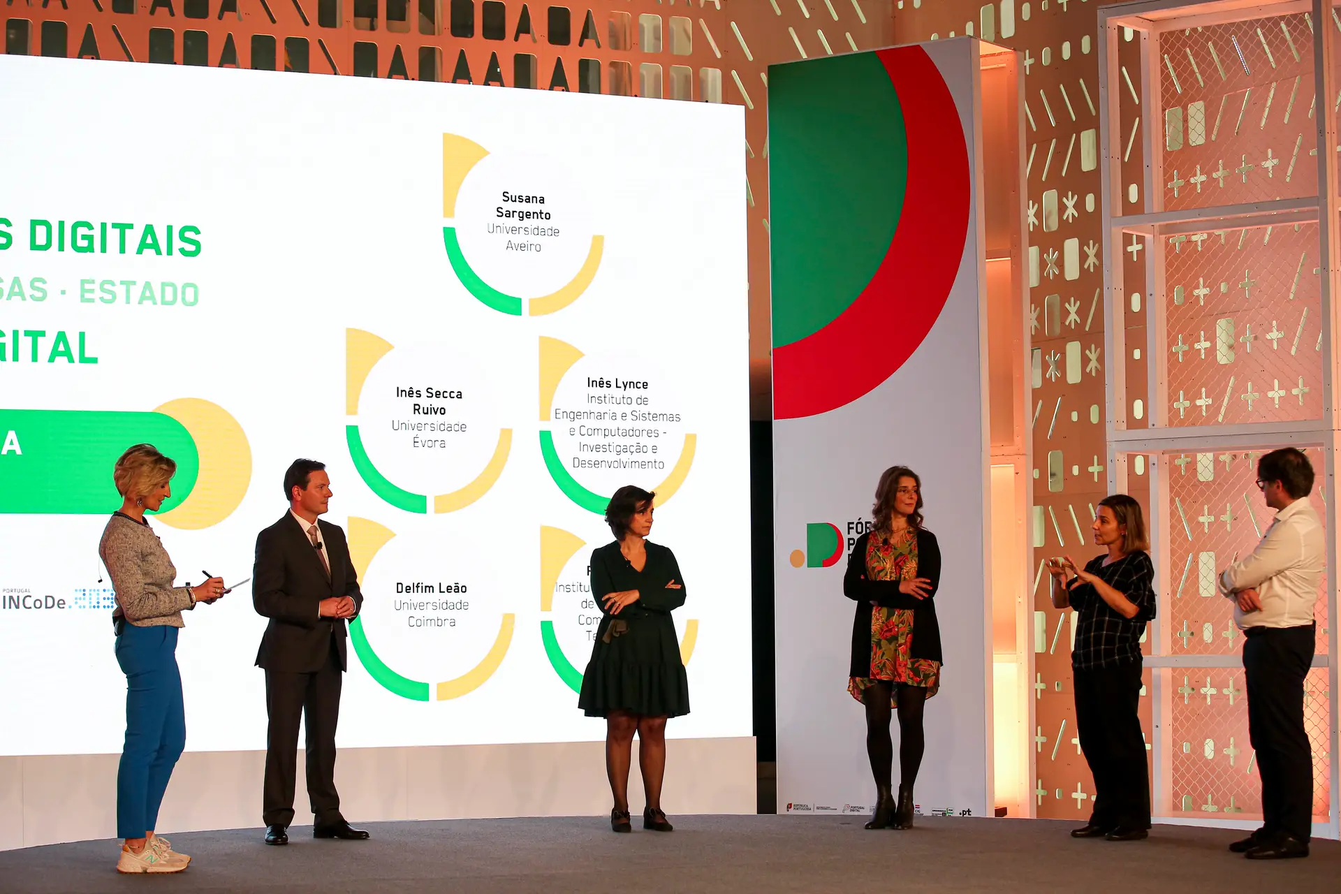 Marta Atalaya (SIC) foi a moderadora de uma conversa que contou com a presença de Delfim Leão (Universidade de Coimbra), Susana Sargento (Universidade de Aveiro), Inês Secca Ruivo (Universidade de Évora), Inês Lynce (INESC-ID) e Rui Oliveira (INESC-TEC)