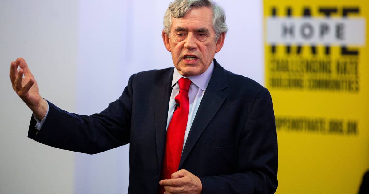 Starmer chama Gordon Brown após pressão para se demitir
