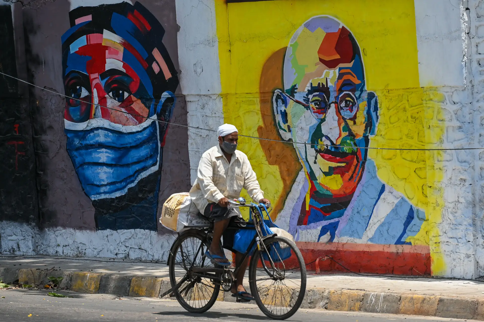 No país onde nasceu Mahatma Gandhi, o combate à pandemia de covid-19 tem sido aproveitado para reprimir a dissidência e violar direitos como a liberdade de expressão