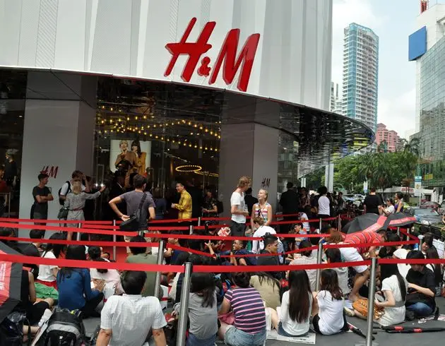 O dia de lançamento das coleções limitadas cria filas de espera quilométricas à porta das lojas H&M
