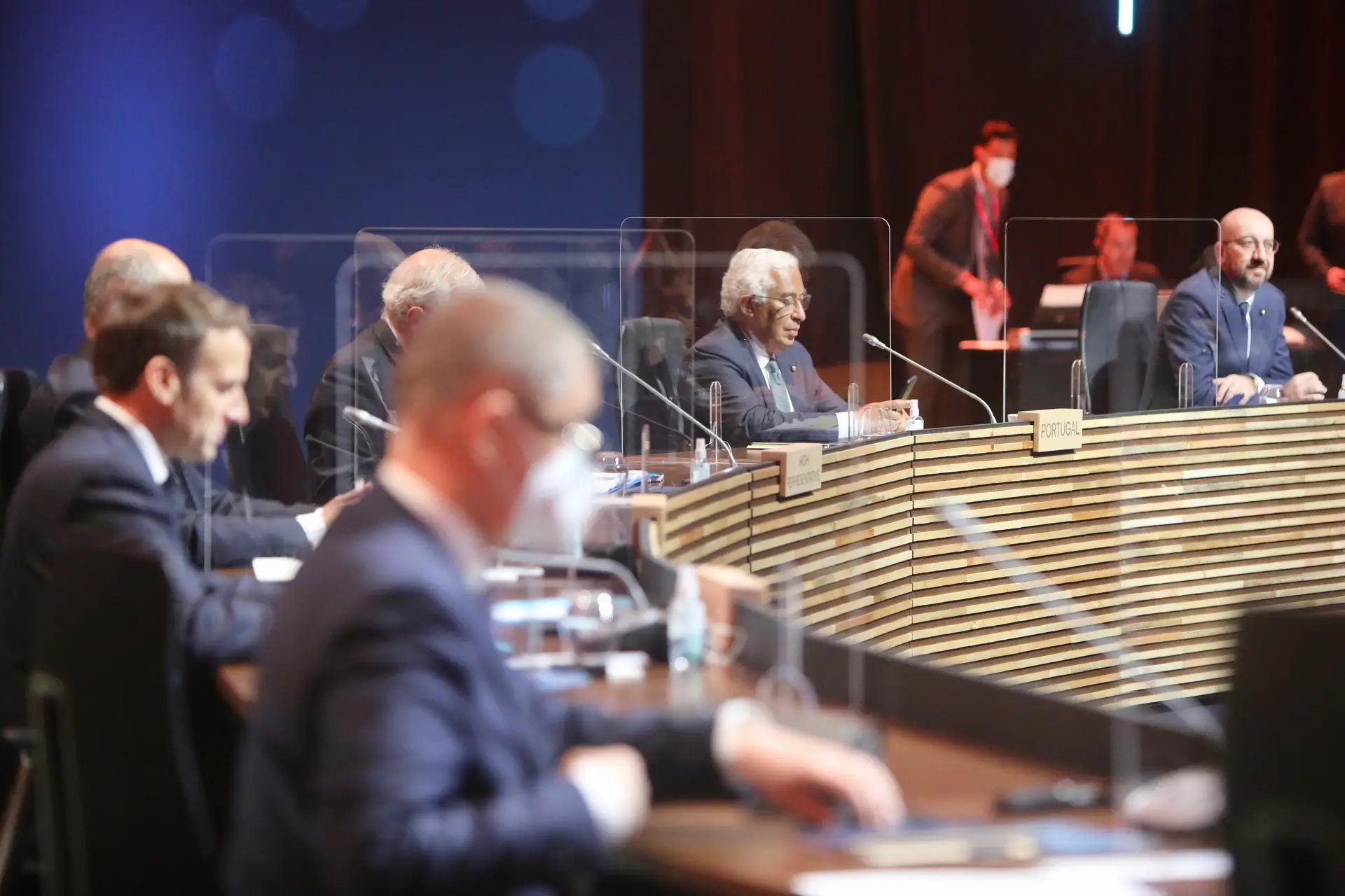 Cimeira Social chega ao fim. Costa quer “poucas declarações proclamatórias”, Ursula pede abordagem “de 360º” no debate das patentes