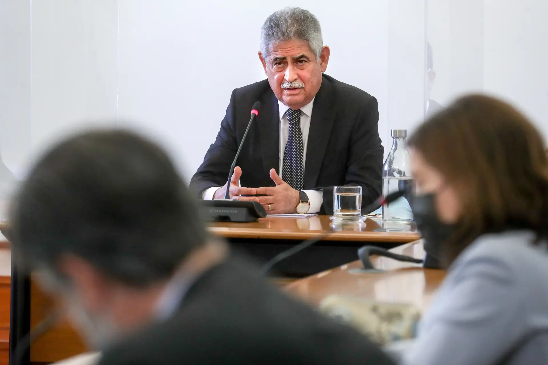 Ministério Público aponta uso de contas na Suíça e no Dubai por Vieira e pelo “rei dos frangos”