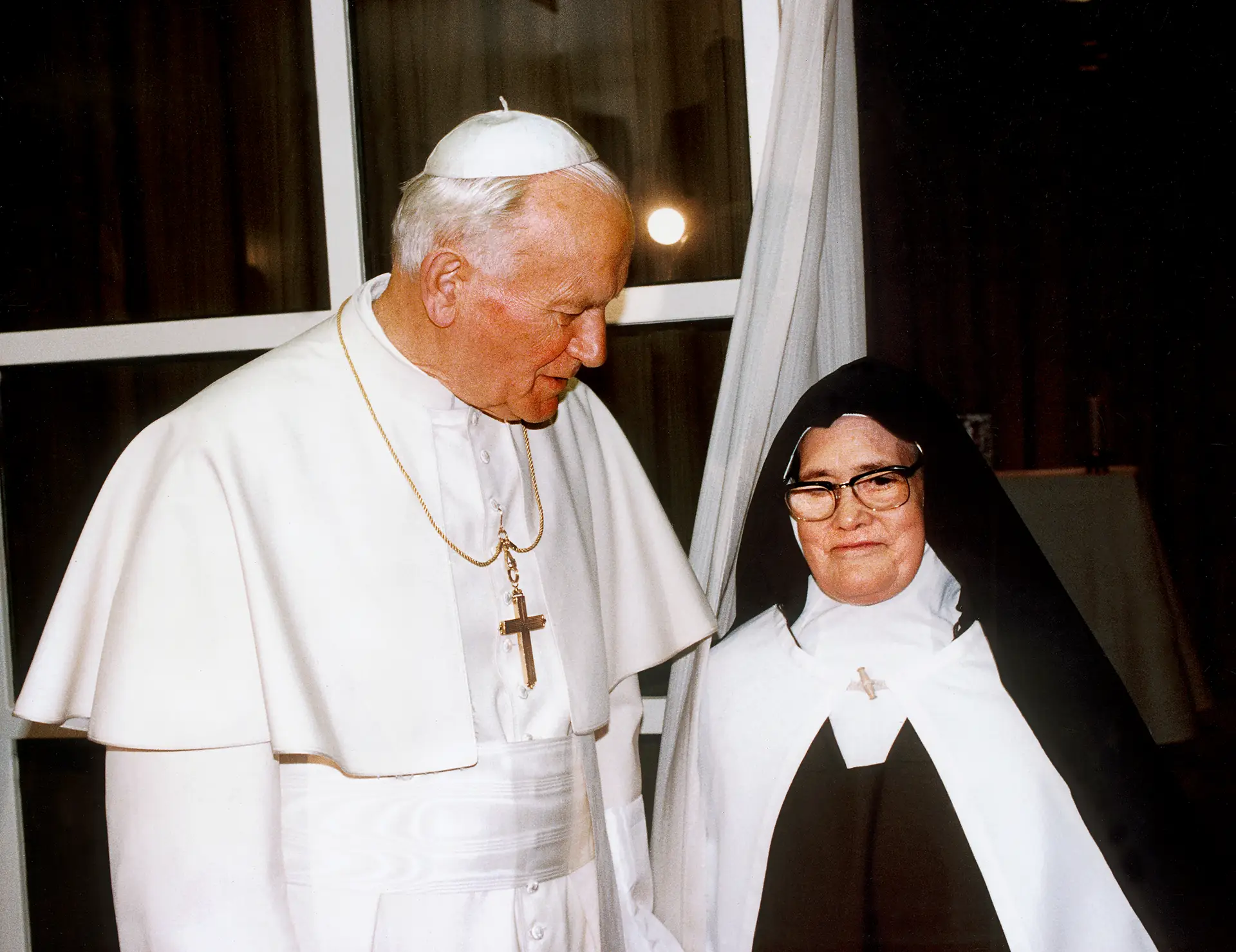 O Papa João Paulo II e a irmã Lúcia, em Fátima, a 13 de maio de 2000