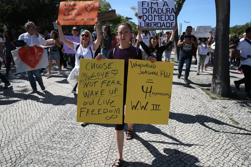 Expresso | Centenas de pessoas a desfilar em Lisboa contra ...