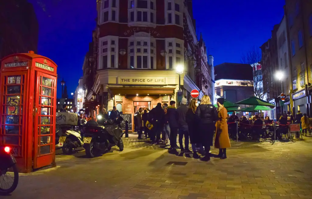 Reino Unido. Já é possível pedir uma cerveja num pub ou comer num restaurante. Boris Johnson pede uma “grande dose de cautela”