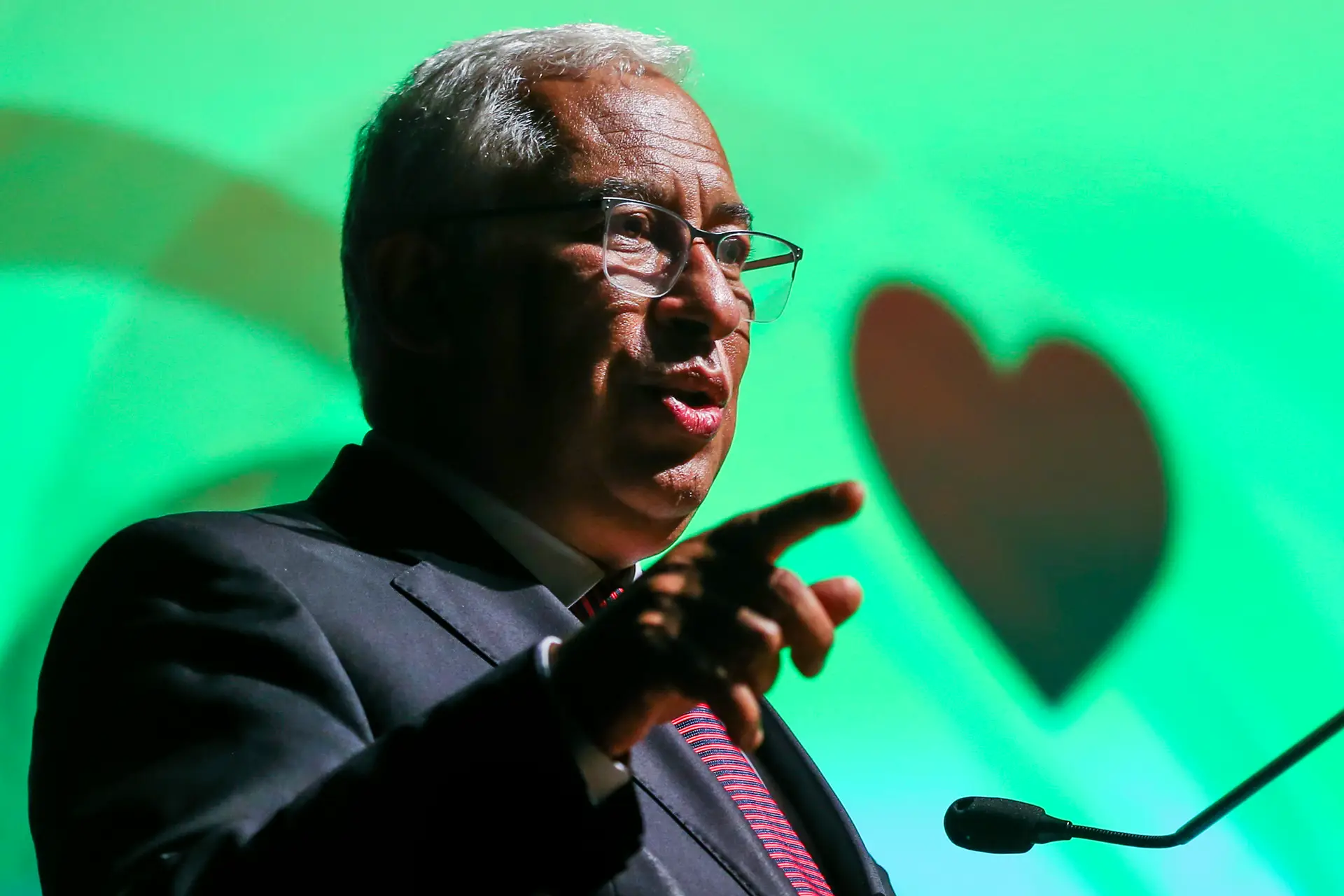 O primeiro-ministro, António Costa, intervém durante a sessão de anúncio público dos resultados do programa Bairros Saudáveis, no Barreiro