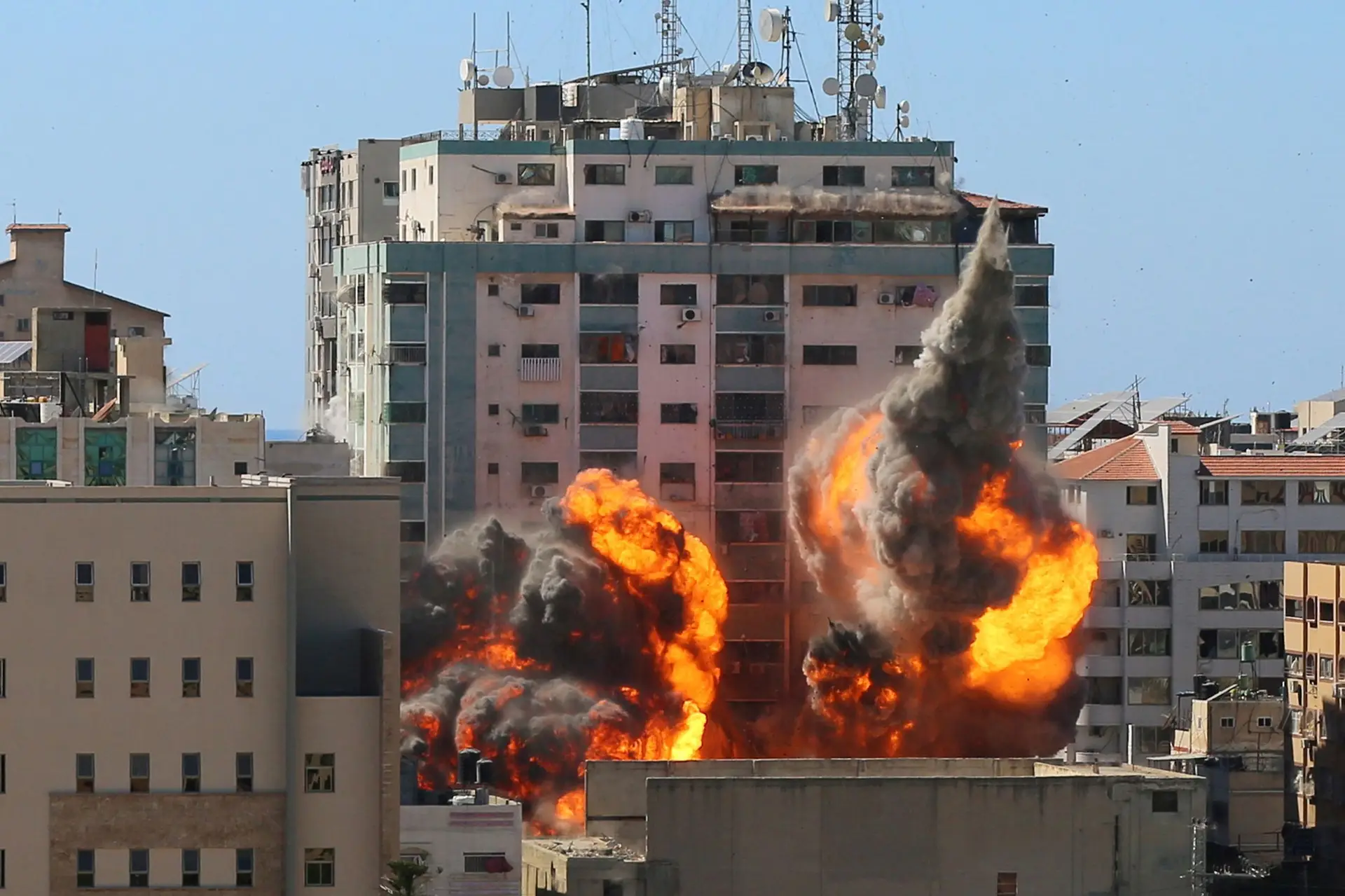 O edifício al-Jalaa, que albergava as redações de Associated Press (AP) e Al Jazeera em Gaza, a ser atingido pelo ataque israelita