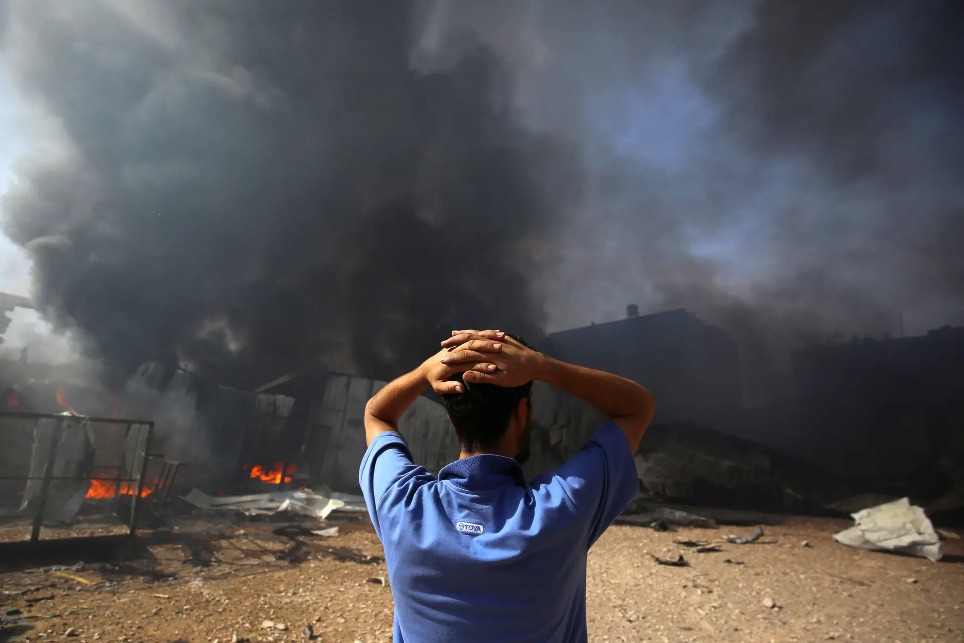 Uma fábrica de esponjas terá sido um dos alvos dos ataques israelitas em Gaza, na madrugada desta segunda-feira