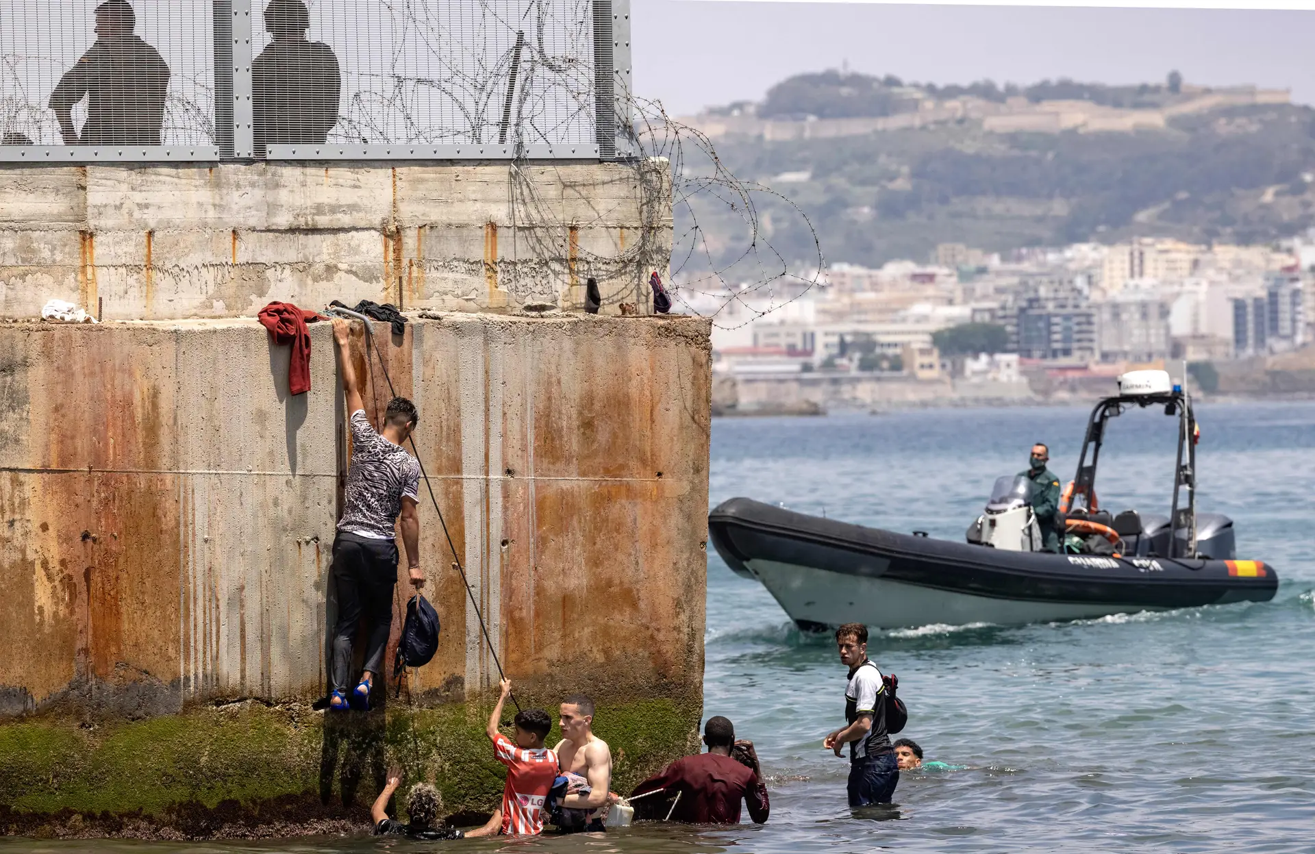 Quase sem oposição da polícia marroquina, milhares de pessoas entraram através das praias em Ceuta, território espanhol no norte de África