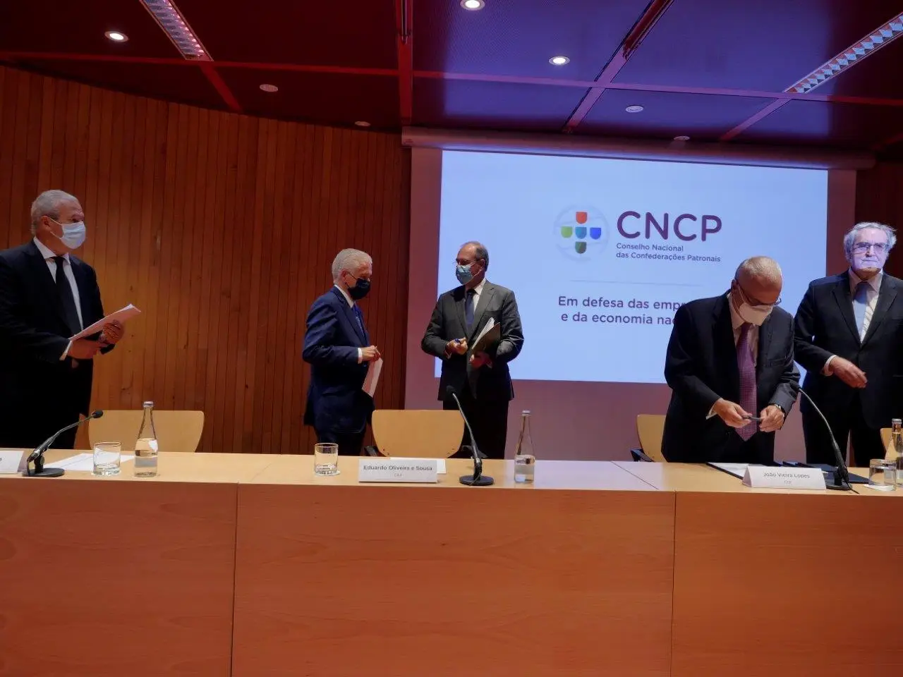 Da esquerda para a direita, Francisco Calheiros(CTP), António Saraiva (CEP), Eduardo Oliveira e Sousa (CAP), João Oliveira Lopes (CCP) e Manuel Reis Campos (CPCI).