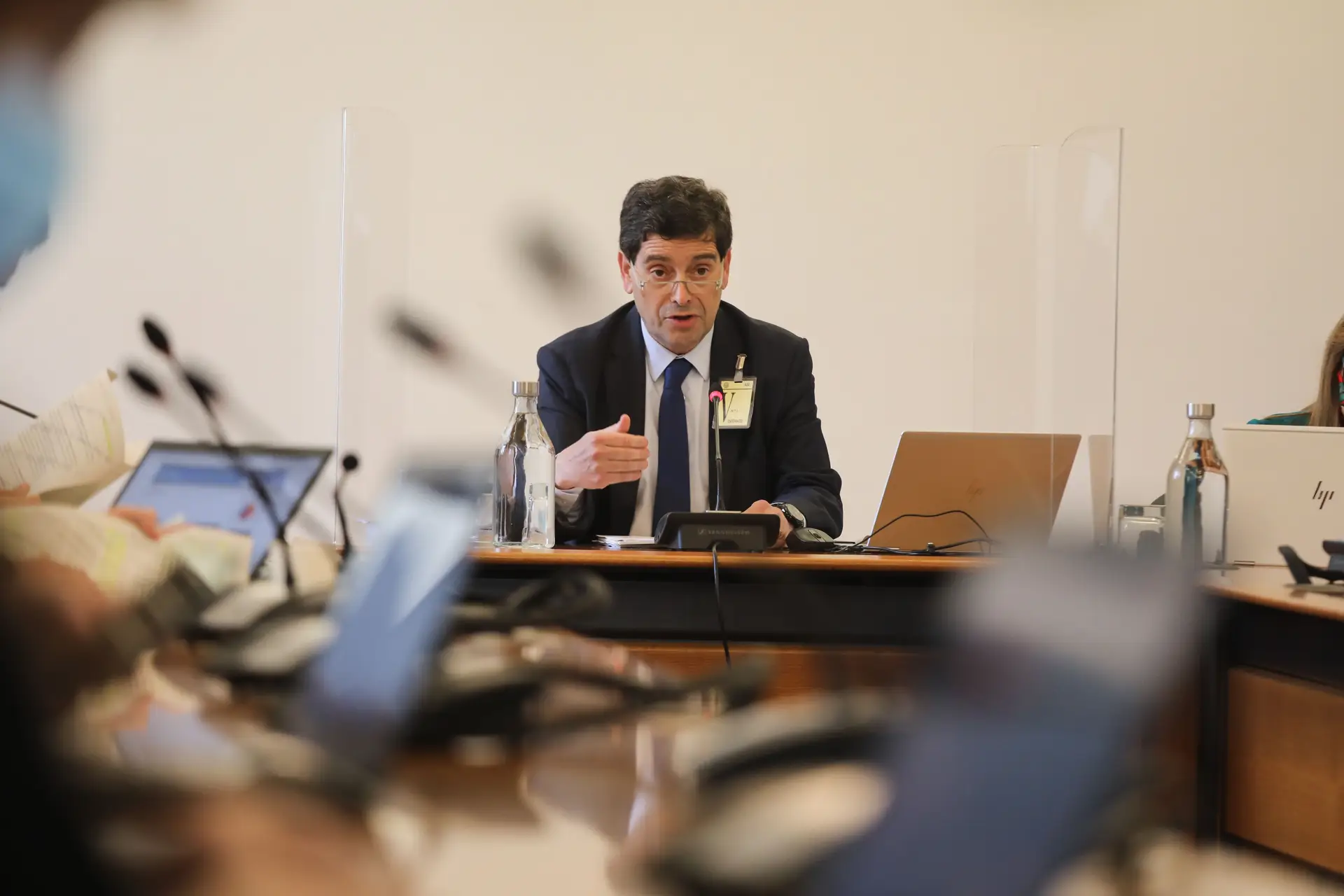 Deputados do PSD e do PS fazem tiro ao alvo ao presidente do Novo Banco. “Virgens na arte de gerir”, responde Ramalho