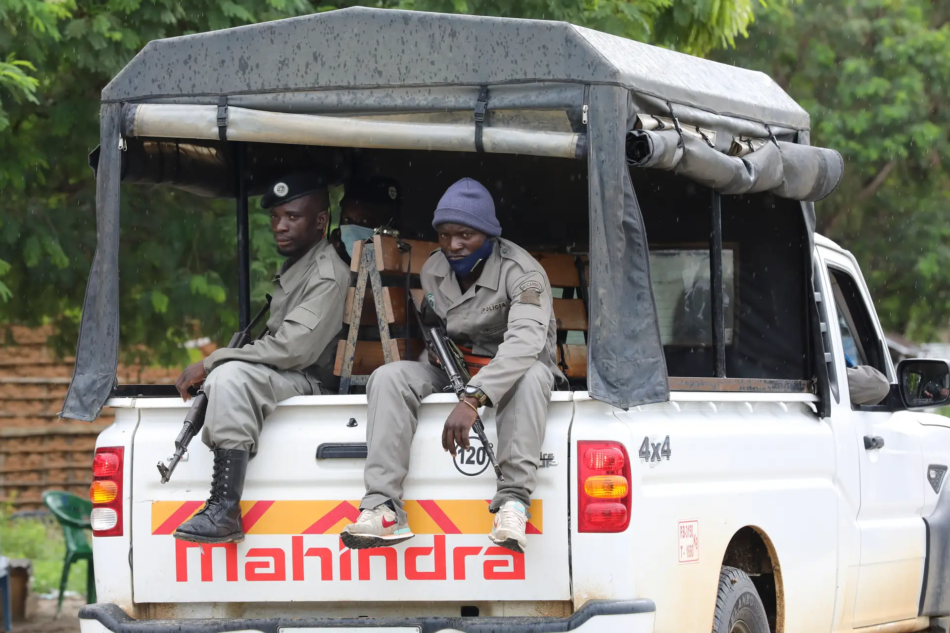 Soldados patrulham ruas de Palma, em Cabo Delgado, Moçambique