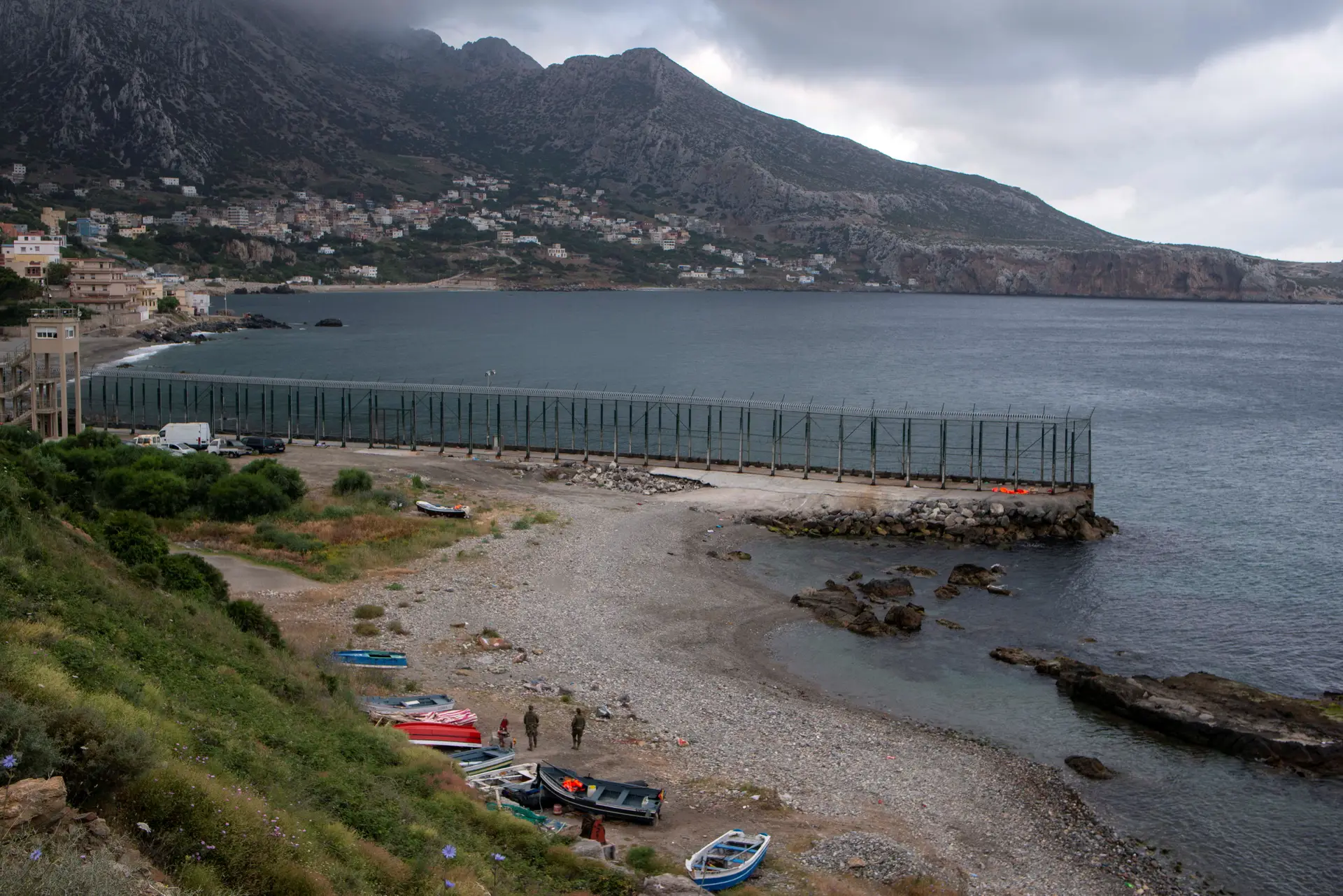 A cerca de delimita a fronteira entre Ceuta e Marrocos
