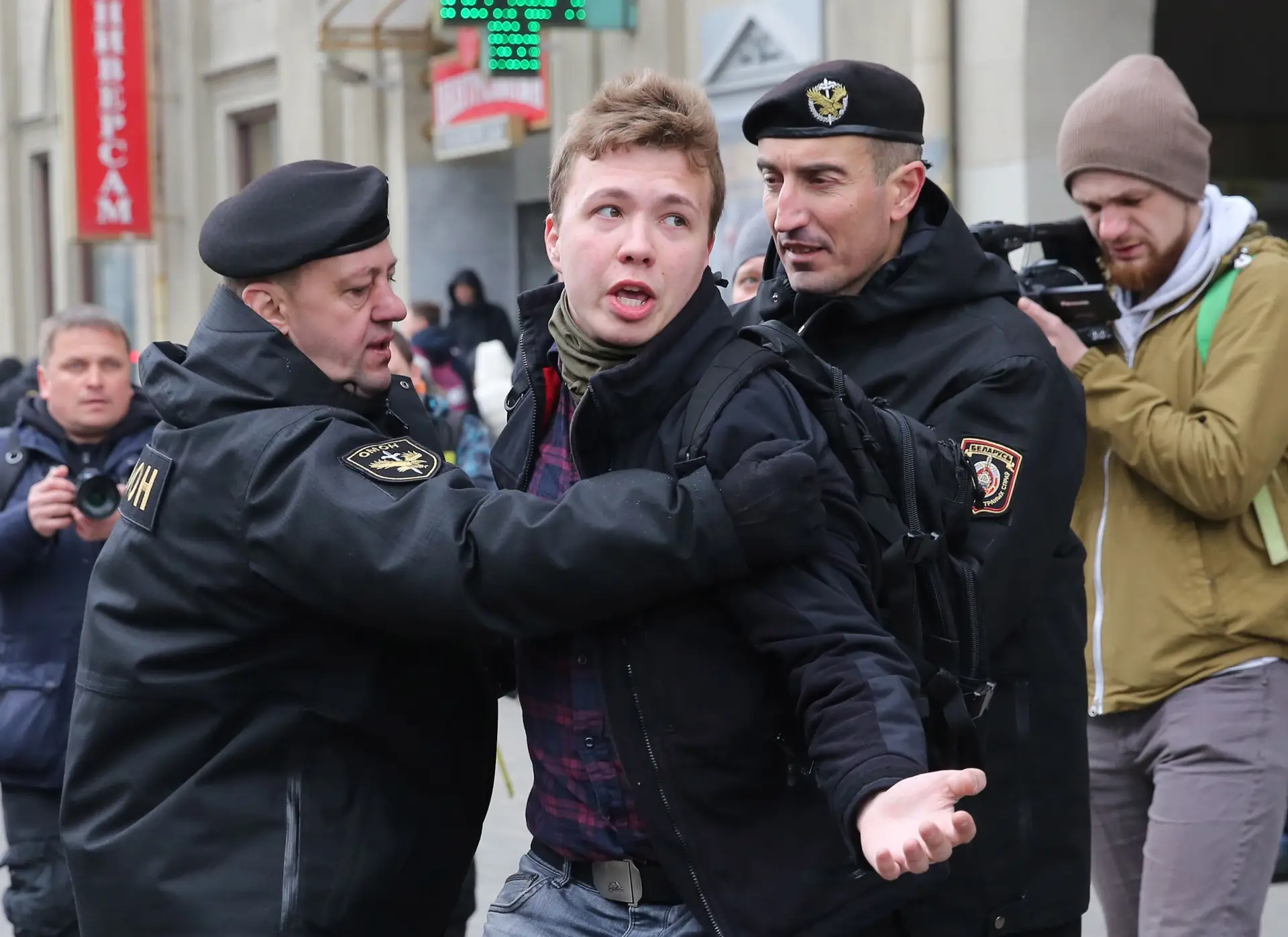 Passageiros de voo testemunham angústia de jornalista detido na Bielorrússia