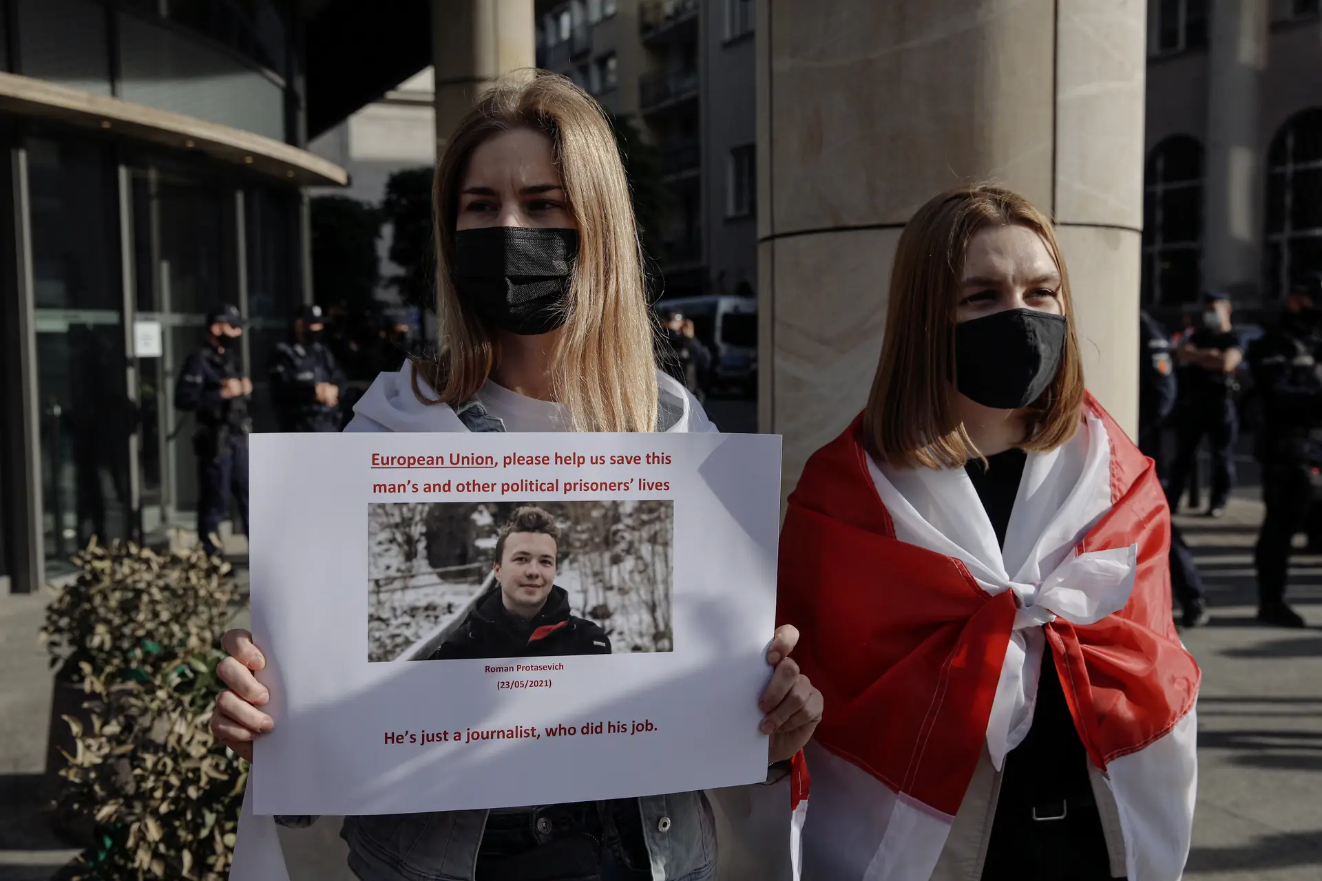 Foto do jornalista Roman Protasevich exibida num protesto contra a ditadura bielorrussa em Varsóvia, Polónia