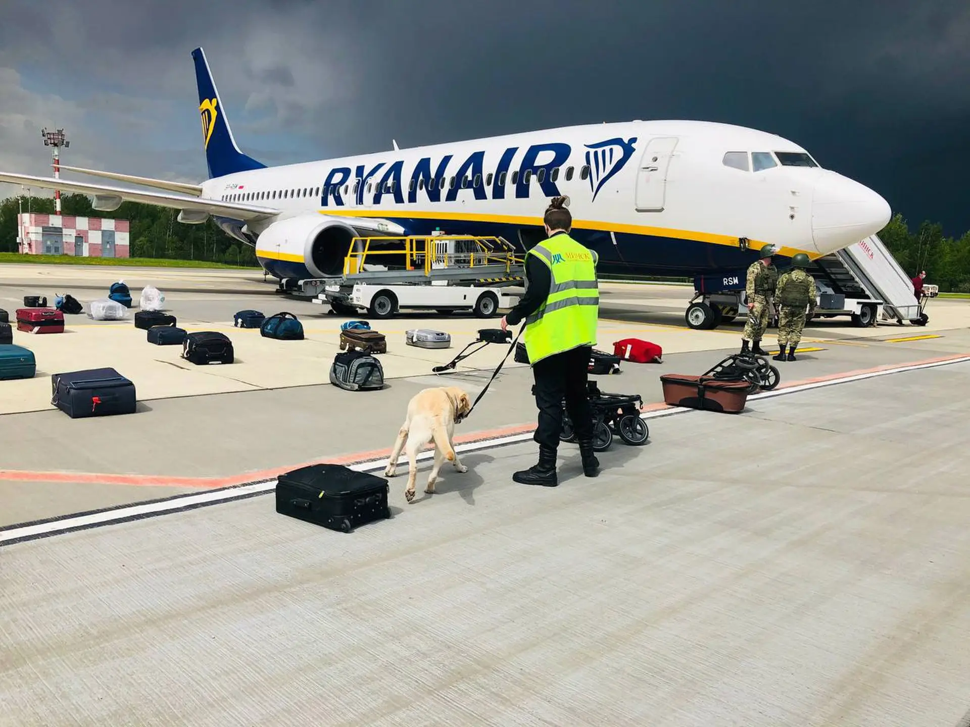 Bielorrússia. Companheira de ativista também foi detida a bordo do avião da Ryanair
