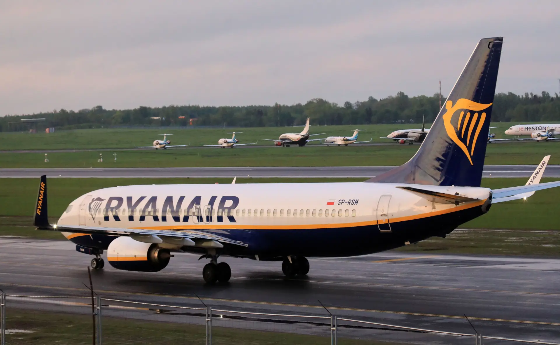 O Boeing 737-800 da Ryanair aterra no Aeroporto Internacional de Vilnius, na Lituânia, já sem Roman Protasevich