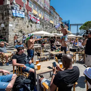 Restaurantes do Porto queixam-se de perder negócio com a Champions League - à margem da “cerveja e dos snacks” na Ribeira