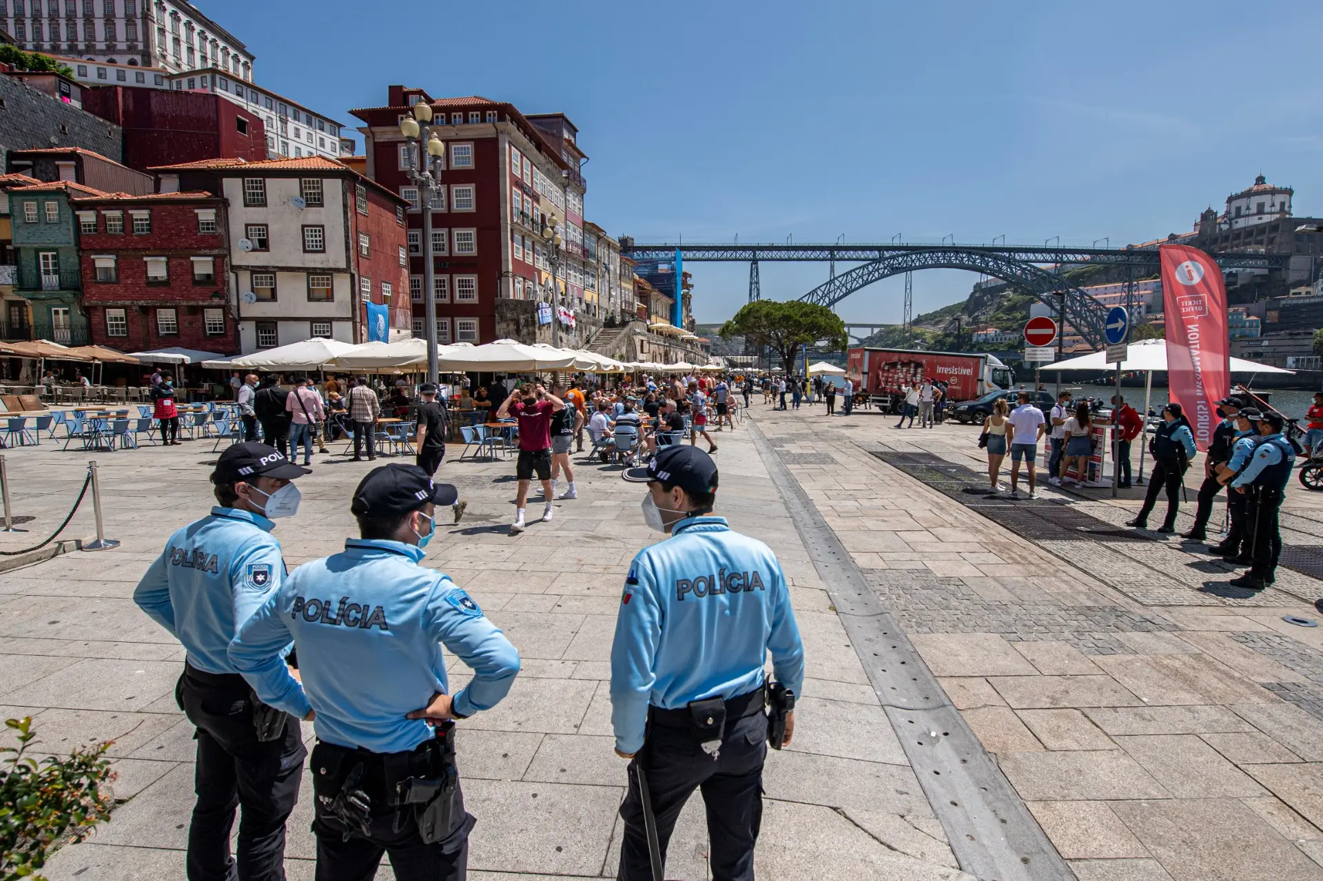 A máscara nos confins do bolso, a bolha nos rascunhos da teoria. A Ribeira mais parece o reduto do Manchester City