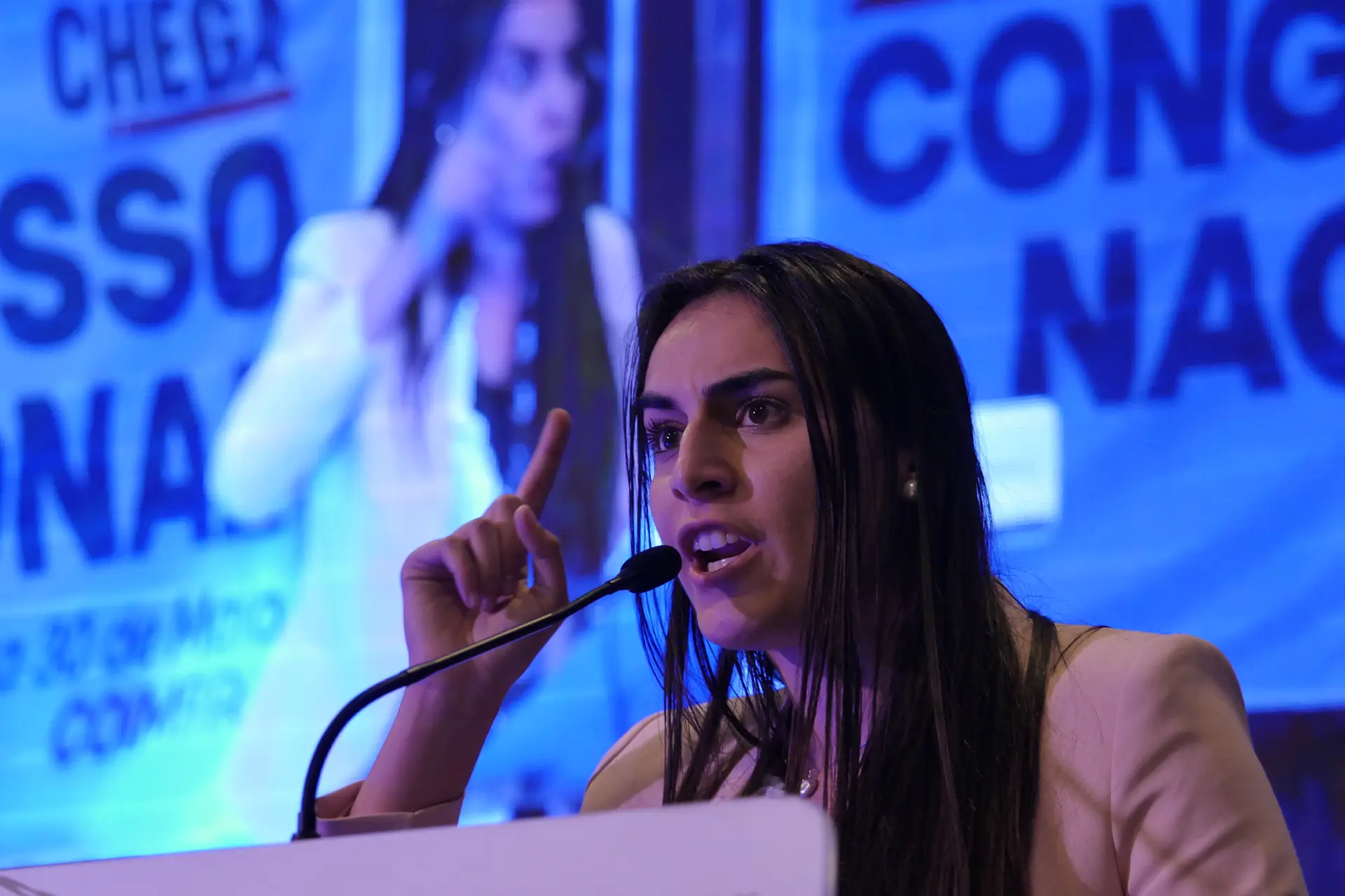 Rita Matias no III Congresso do Chega, em Coimbra. Discurso tem trechos semelhantes aos de um feito por Giogia Meloni, líder do Fratelli d'Italia