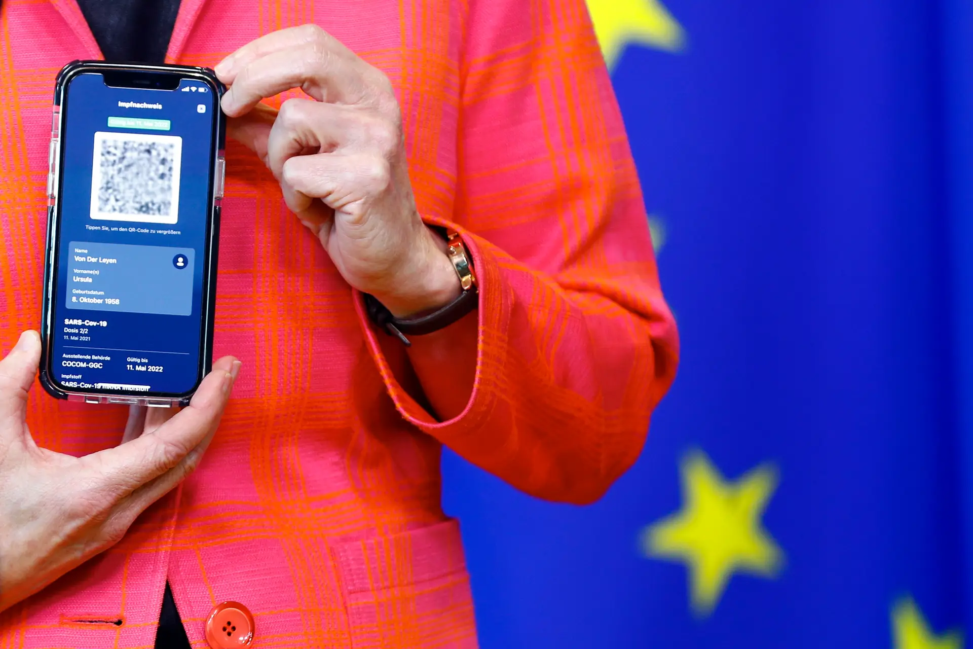 Ursula von der Leyen mostra num telemóvel a imagem de um certificado digital covid-19, em Bruxelas