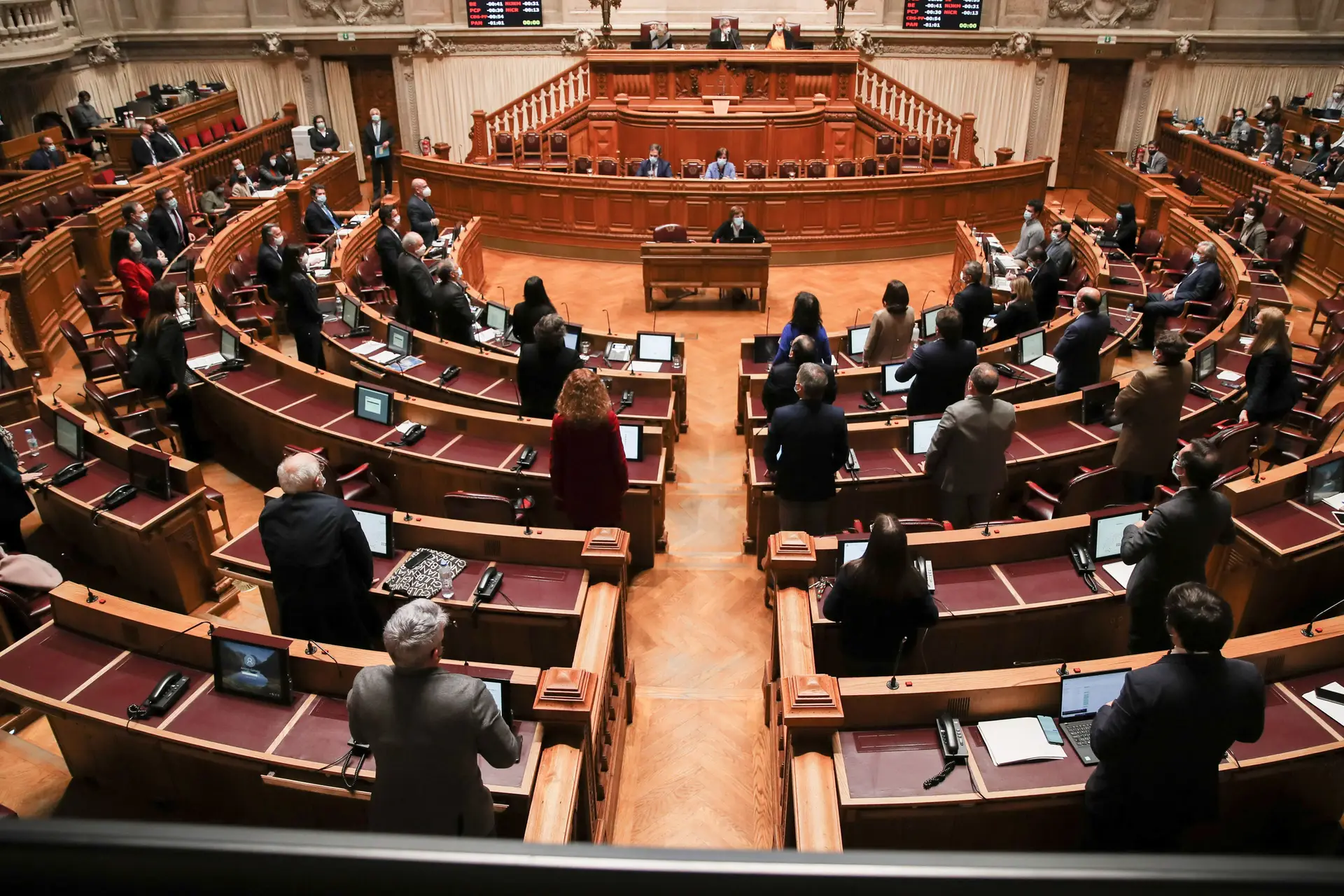 Apoios às rendas, pensões e luz aprovados no Parlamento: meia pensão e 125 euros não podem ser penhorados