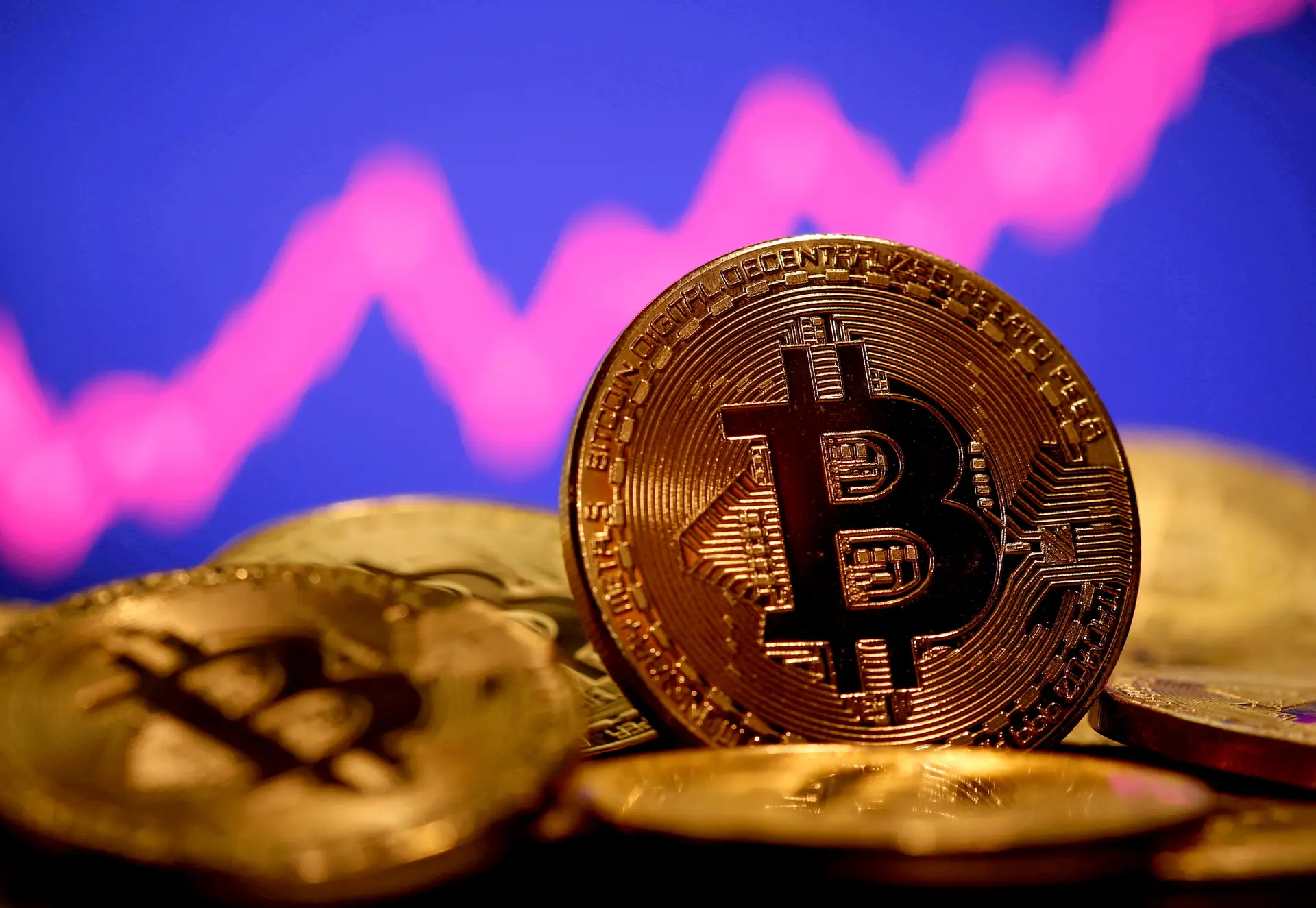 Bitcoin. O "ouro digital" pode ser uma boa aposta em tempos de inflação (mas o melhor amigo continua a ser o ouro real)
