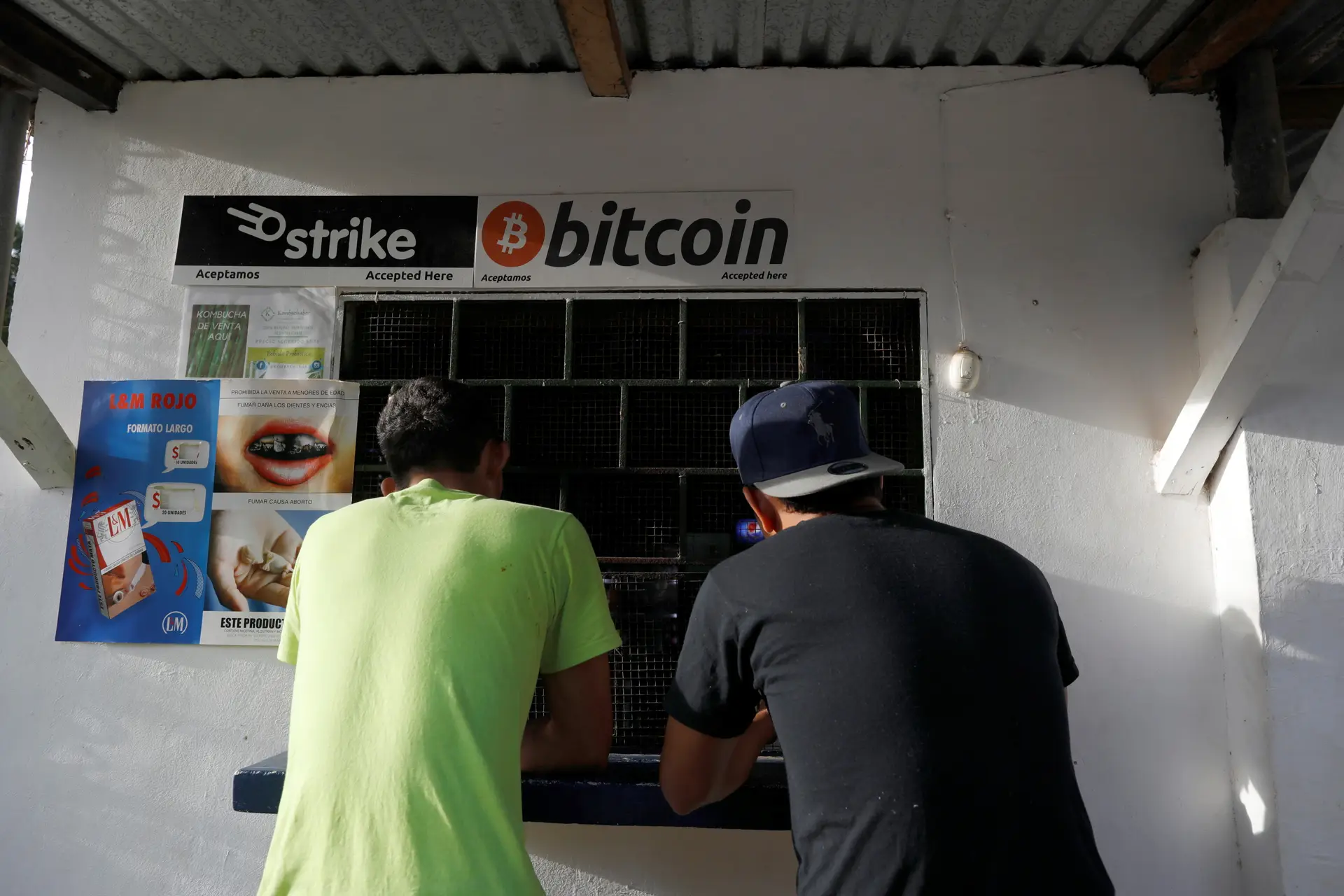 Uma loja onde se aceitam bitcoins, na praia El Zonte, em Chiltiupan, El Salvador