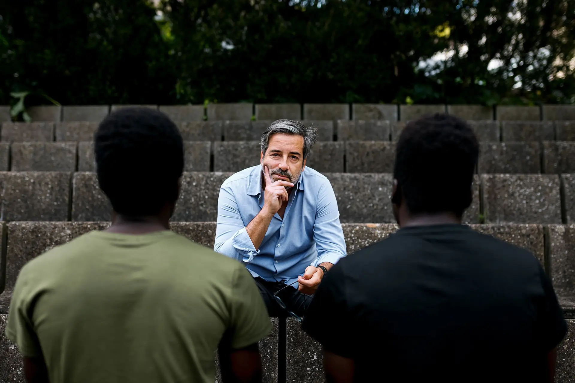Miguel Chaves entrevista alunos africanos para a investigação sobre as suas condições de vida