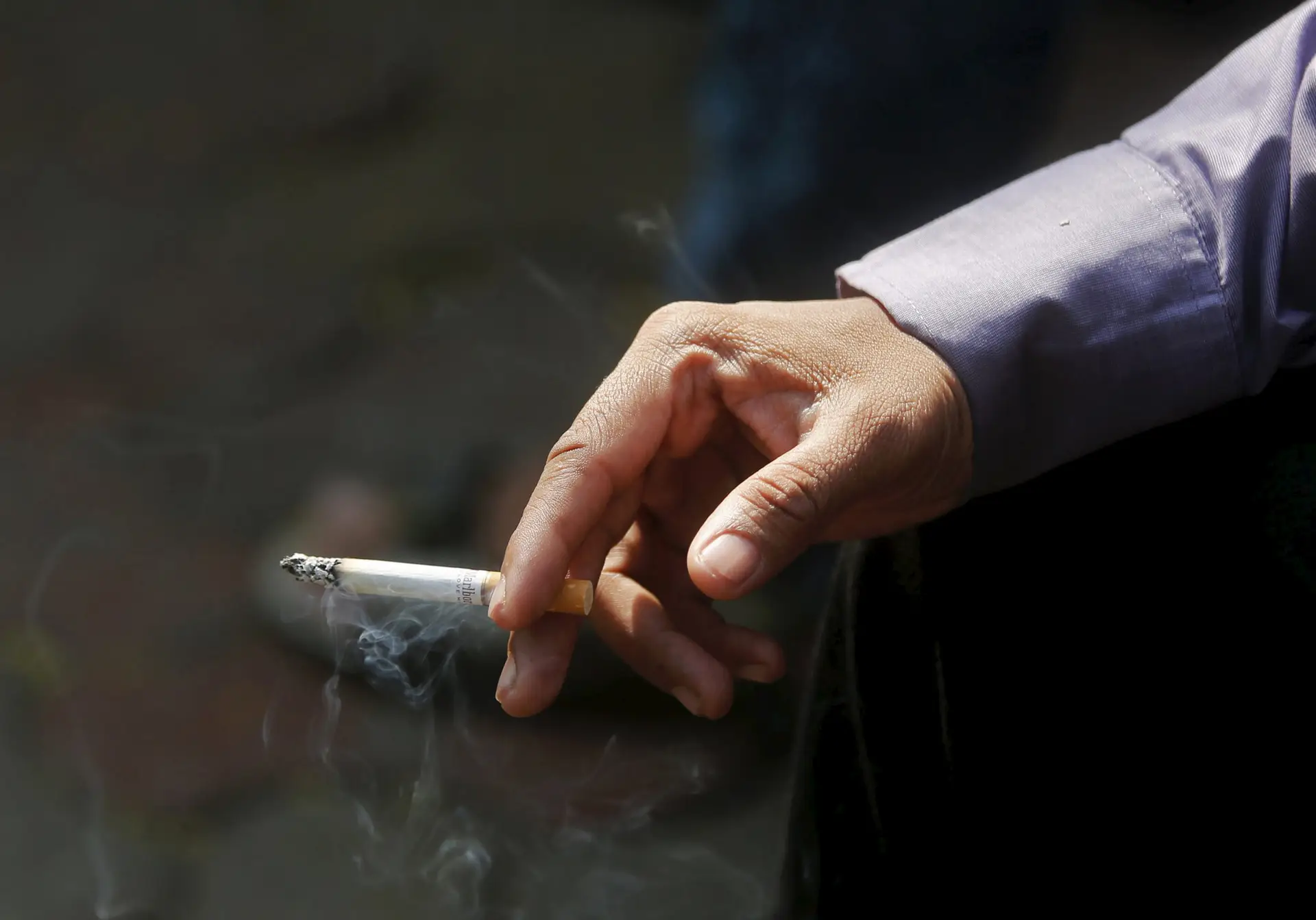 Proibido fumar em espaços públicos às 12 badaladas