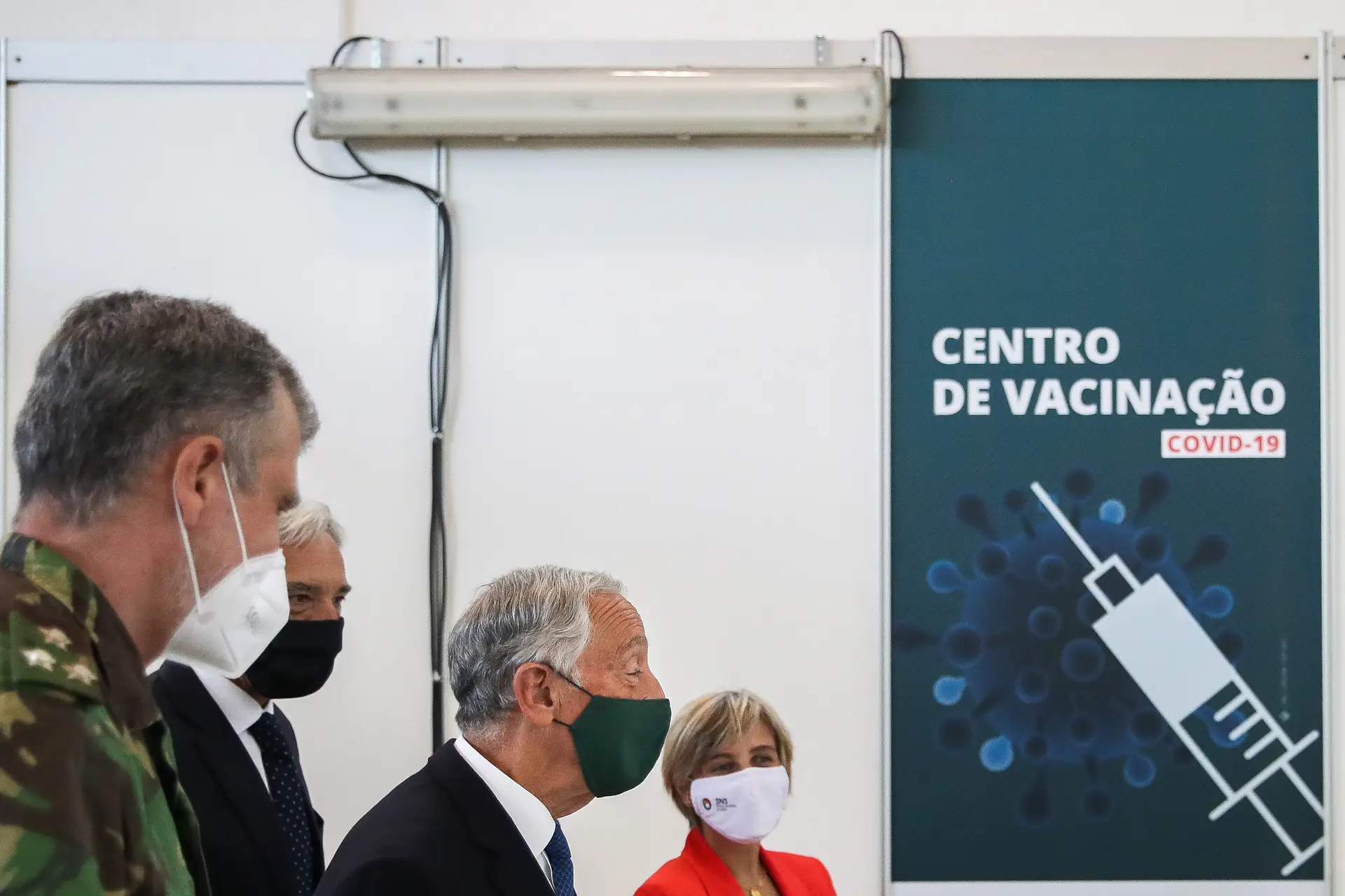 Vacinação de jovens antes das aulas só “encurtando o prazo entre doses”, diz coordenador da task-force