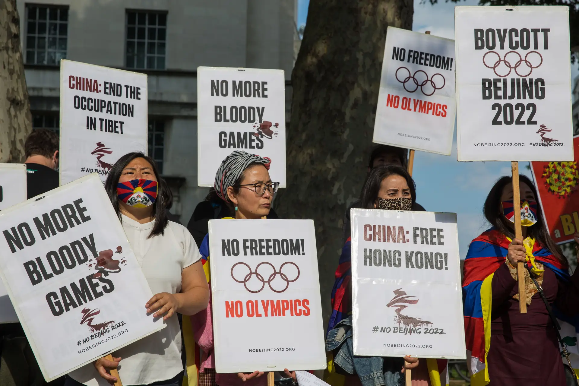 Protesto em Londres contra as autoridades chinesas, recordando várias questões controversas envolvendo Pequim (Tibete, uigures, Hong Kong) e apelando ao boicote dos Jogos Olímpicos de Inverno em Pequim, em 2022