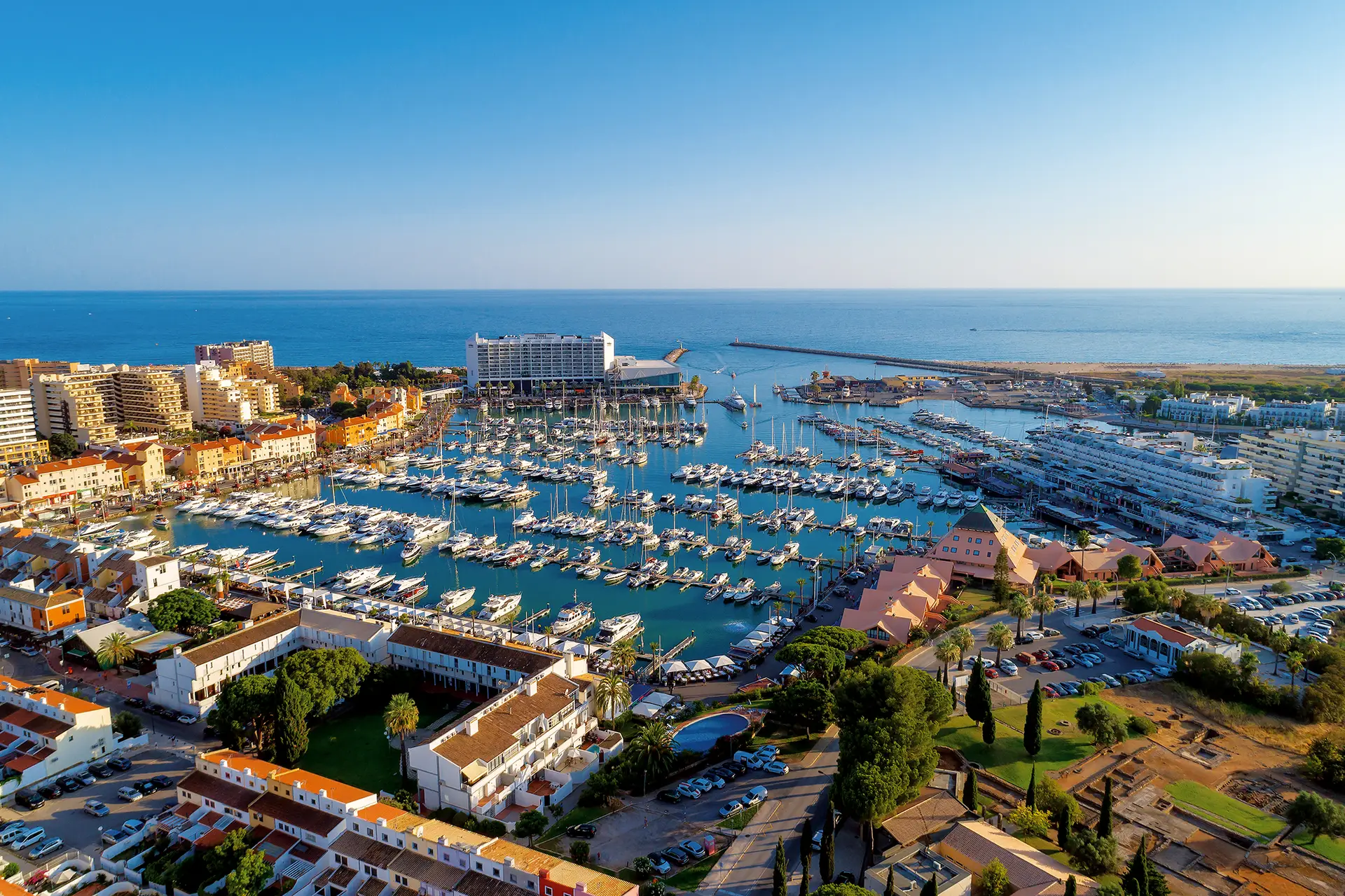 No imediato, o plano da Vilamoura World passa pela venda de imóveis que já estavam prontos e terminar os que estão em construção, para também os colocar no mercado. A empresa está a realizar perto de uma venda de dois em dois dias