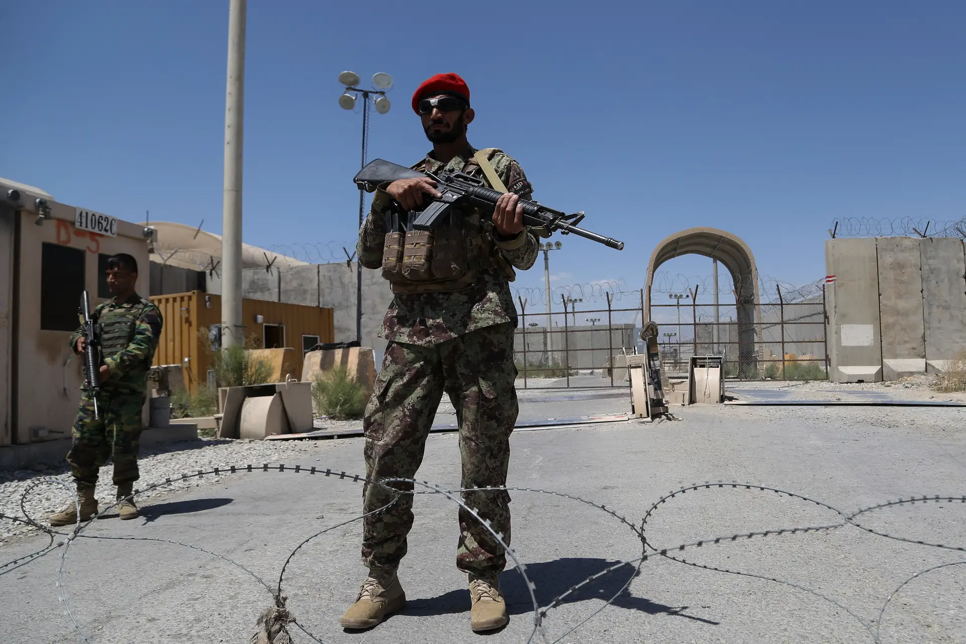 Militares afegãos de guarda na base de Bagram, cerca de 70 quilómetros a norte de Cabul, após a saída das tropas estrangeiras