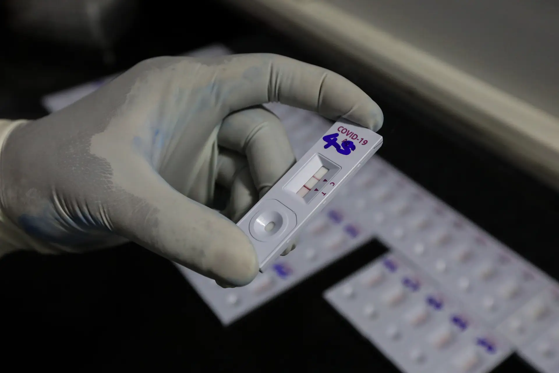 Testes rápidos estão a ser auxiliares importantes no rastreio da pandemia