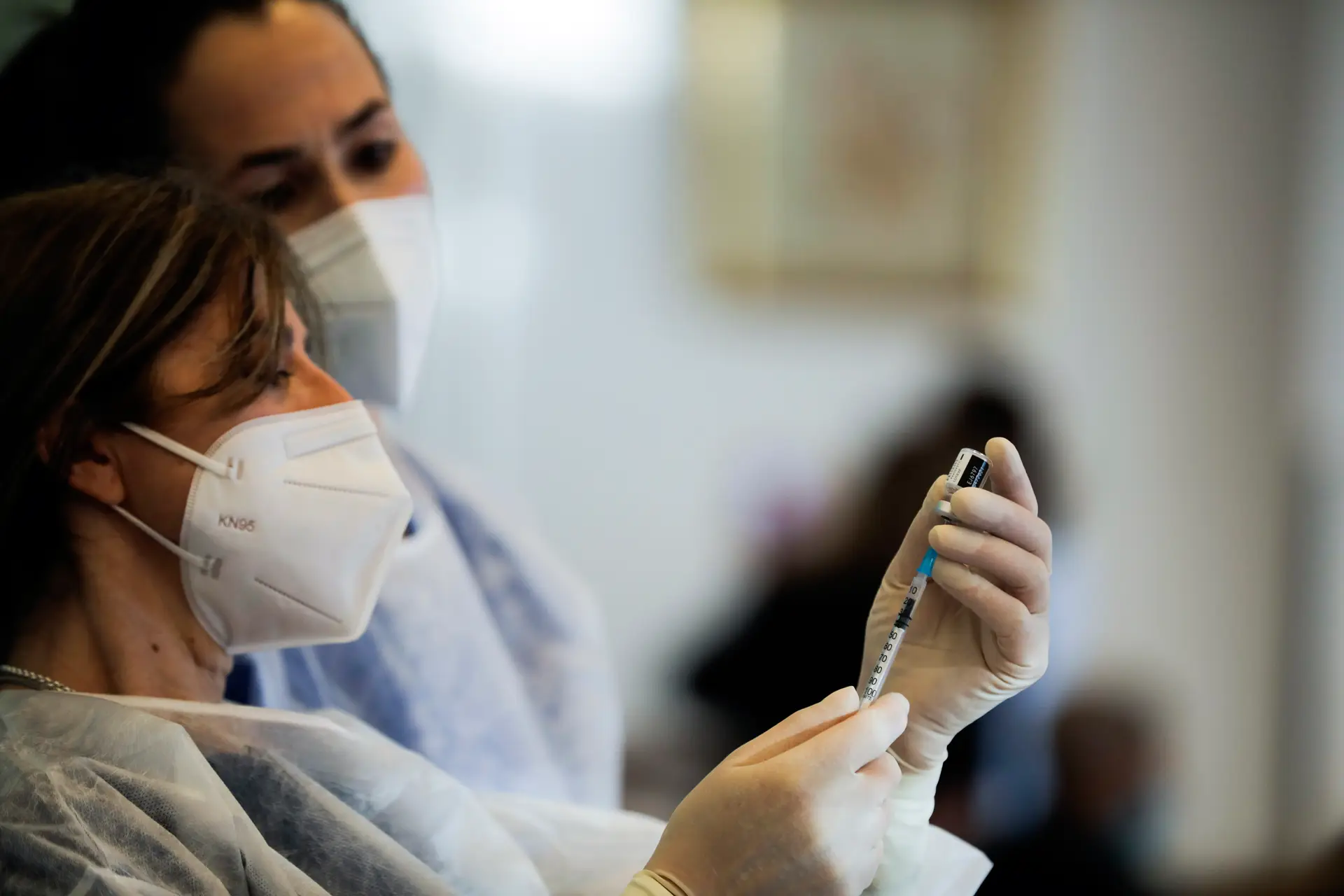 Enfermeiras preparam vacinas para inocular