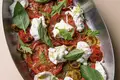 Tomate assado, burrata e ervas frescas