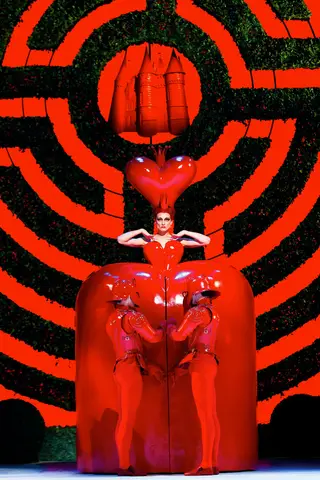  <span class="arranque"><span style="color:#d04e9c">Exposição V</span></span> Zenaida Yanowsky na Rainha Vermelha do bailado “Alice’s Adventures in Wonderland”, de Christopher Wheeldon, Royal Ballet <span class="creditofoto">Johan Persson/ROH</span>