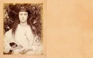  <span class="arranque"><span style="color:#d04e9c">Exposição I</span></span> “Pomona” (retrato de Alice Liddell), de Julia Margaret Cameron, 1872 <span class="creditofoto">Victoria & Albert Museum</span>