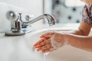 O lado B da pandemia: higiene excessiva poderá baixar as defesas imunitárias das crianças a longo prazo? Especialistas dividem-se