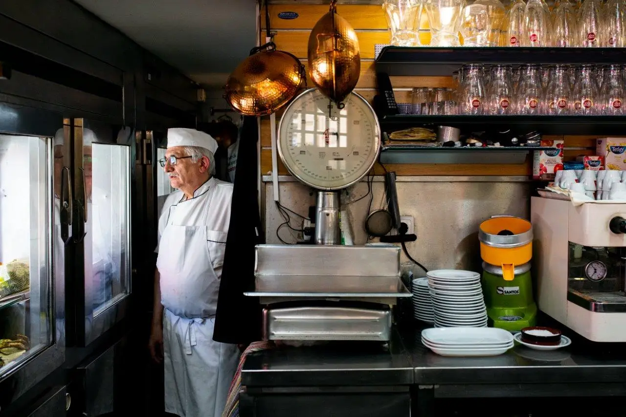 Novas regras obrigam clientes a apresentar testes negativos à covid-19, ou um certificado digital, para almoçar e jantar no interior dos restaurantes ao fim de semana