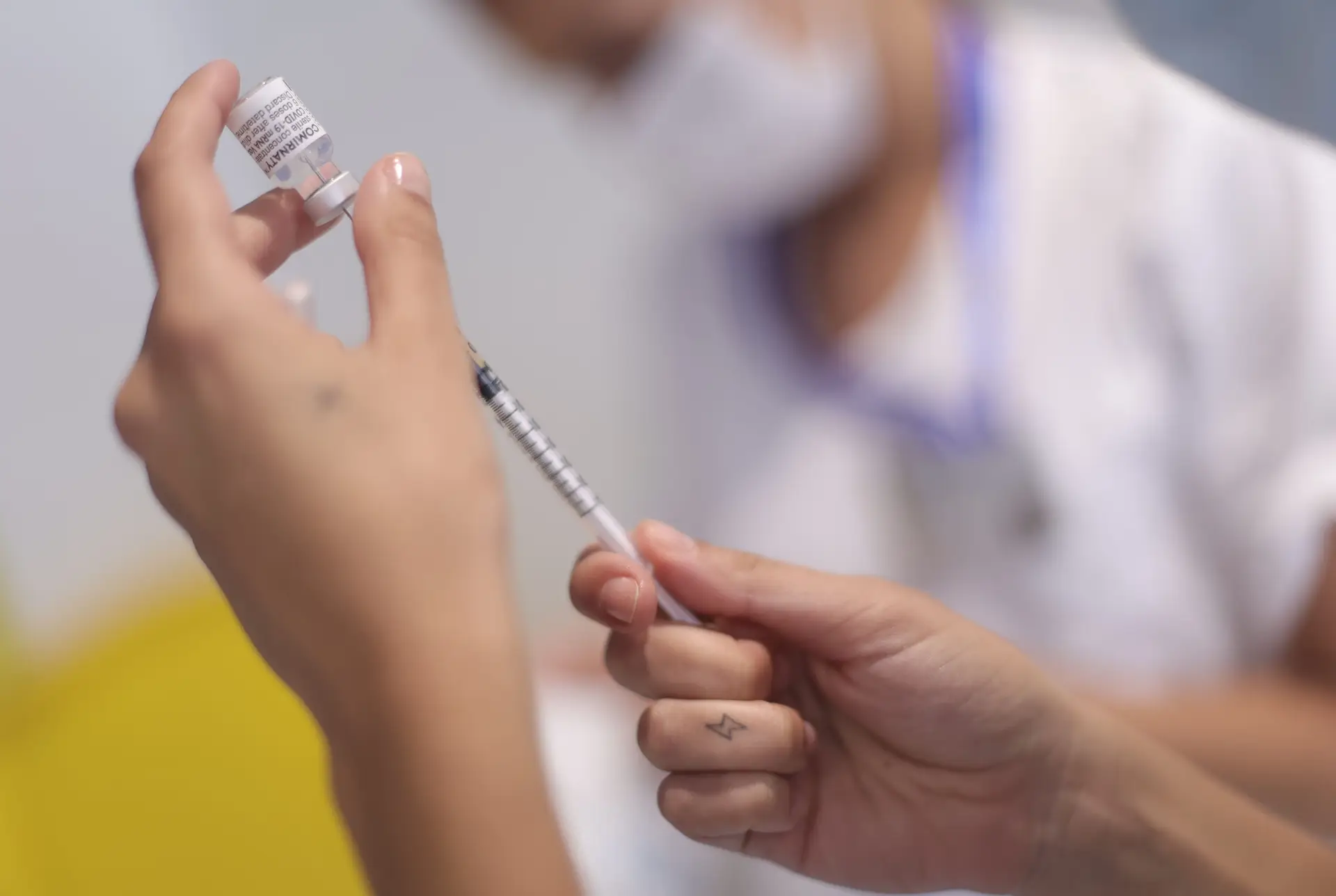 DGS admite terceira dose para “pessoas mais vulneráveis” e Portugal assina contrato para mais 24 milhões de vacinas