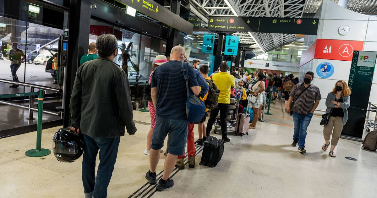 Aeroporto de Lisboa com espera até 2 horas no controlo de fronteiras em manhã de pico