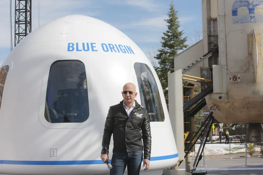 Expresso | Jeff Bezos vai ao espaço, leva uma mulher que ...