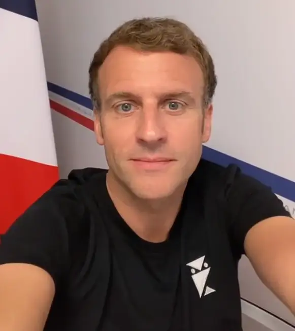 Macron só queria convencer os jovens a vacinarem-se, mas o que fez notícia foi a t-shirt que levantou teorias da conspiração