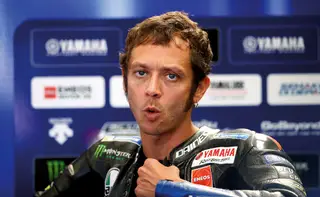 <span class="arranque">MOTOCICLISMO</span> Valentino Rossi anunciou que vai colocar um ponto final na carreira de 26 anos na modalidade que ajudou a popularizar. O adeus de “Il Dottore”, de 42 anos, vai acontecer em Valência, em meados de novembro. Foram 115 vitórias (235 pódios) nas diferentes categorias, 89 delas no MotoGP, onde conquistou sete títulos e 199 pódios.