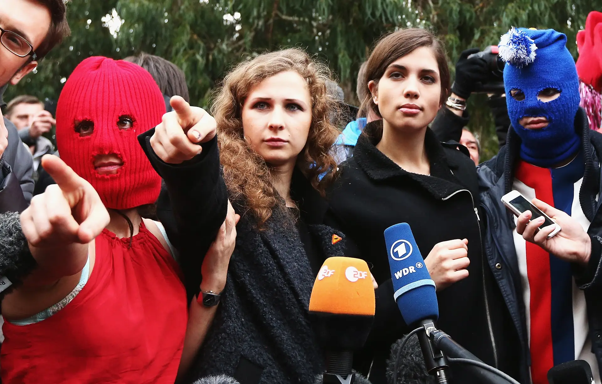 "Uma pausa nas prisões constantes". Três membros das Pussy Riot anunciam que vão deixar a Rússia