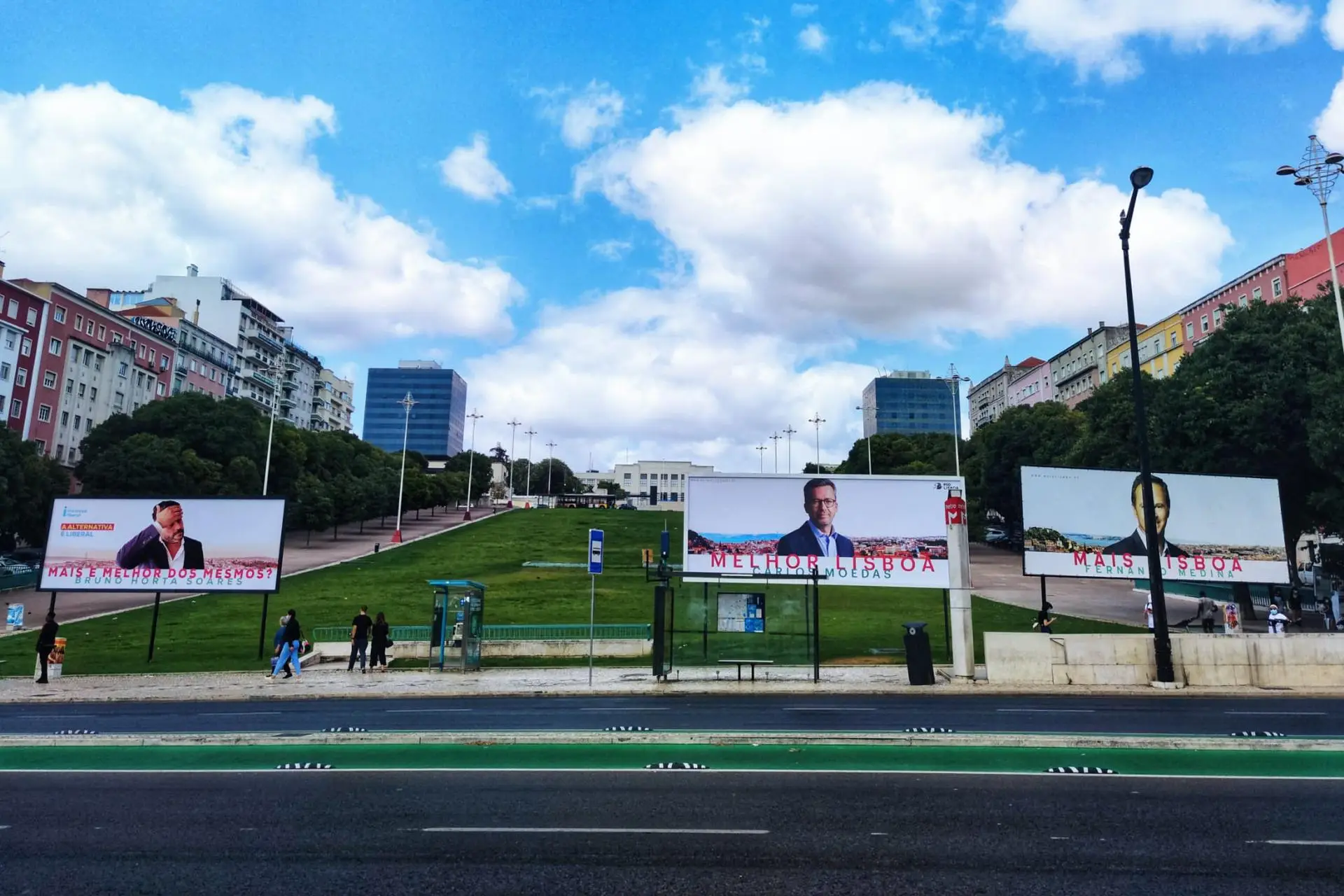 Guerra de cartazes em Lisboa: IL coloca outdoor junto aos cartazes “gémeos” de Moedas e Medina