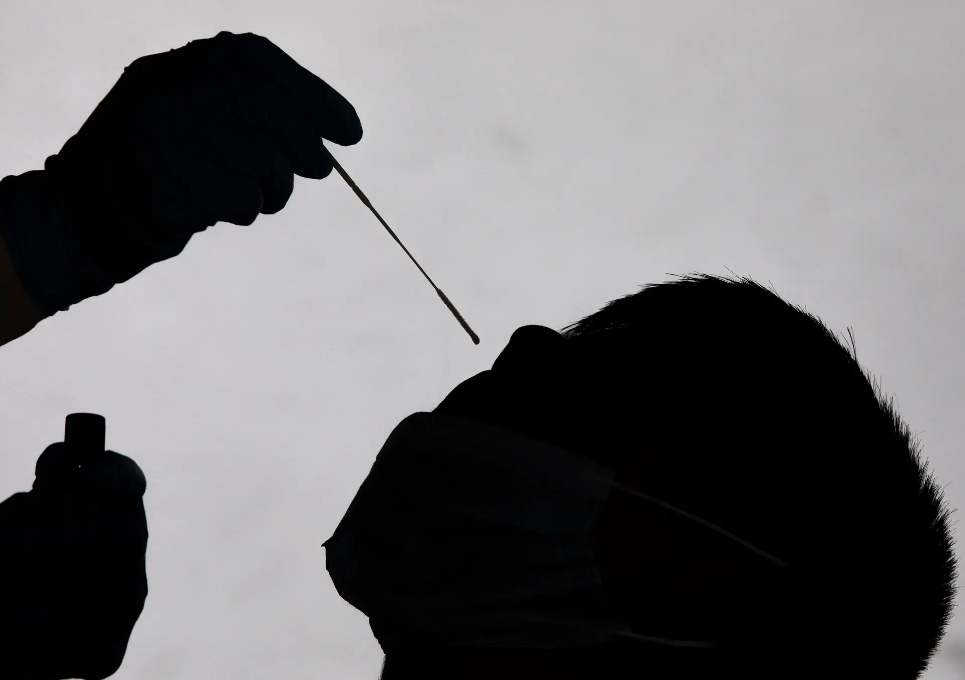 A nova variante com mais mutações já chegou à Europa: sete perguntas e respostas sobre a versão da covid que está a preocupar os cientistas