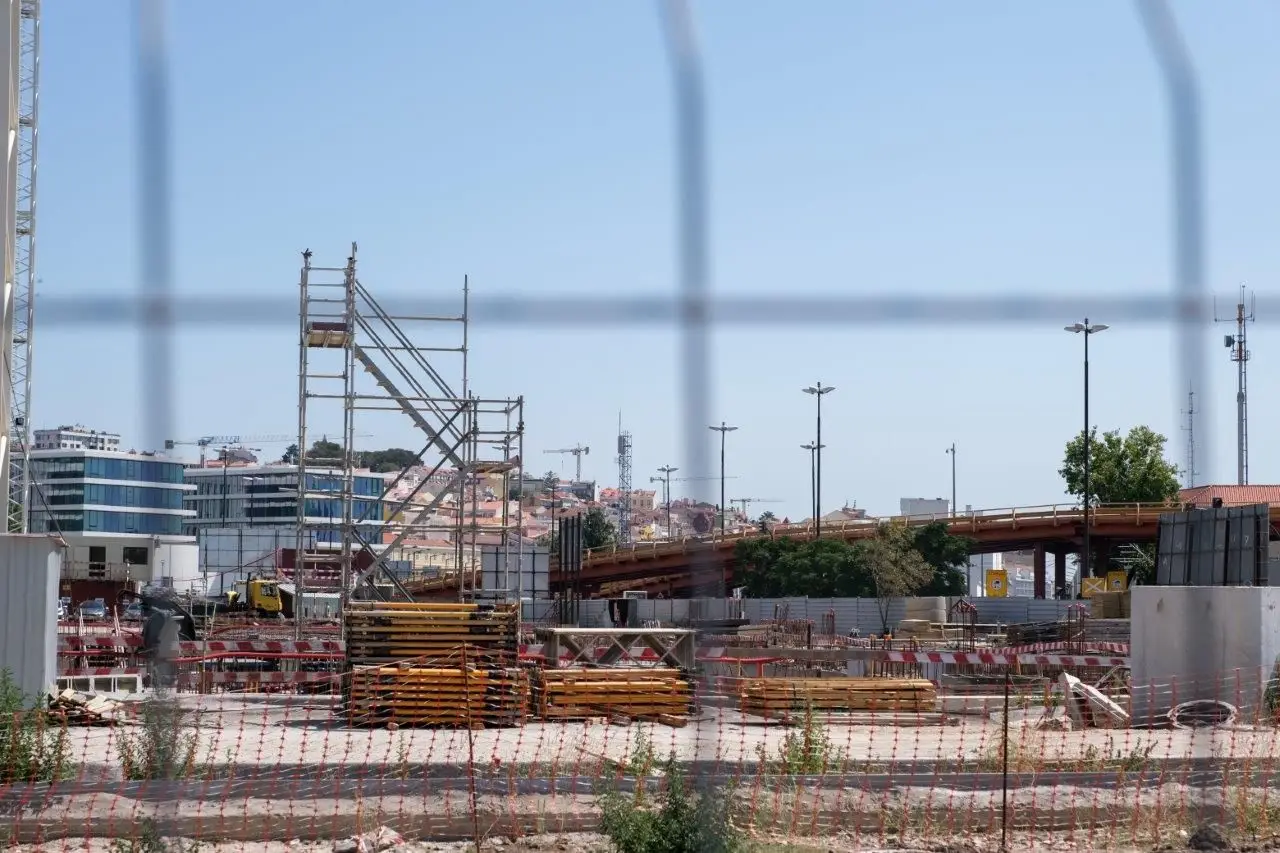 De frente para o parque de campismo da Lx Factory, já se veem as obras que vão dar lugar a dois edifícios na Avenida da Índia
